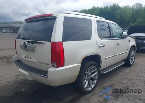 2010 Cadillac Escalade Luxury z USA, uszkodzony, nr VIN 1GYUKBEFXAR101977